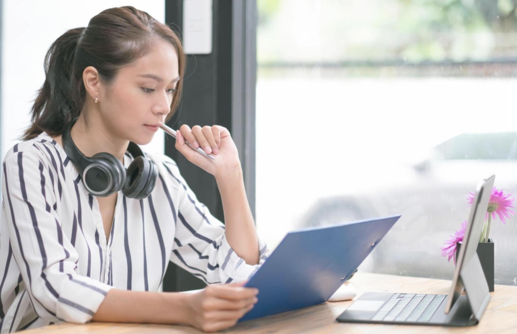 Detailaufnahme von Finanzunterlagen und Taschenrechner bei der praktischen Arbeit